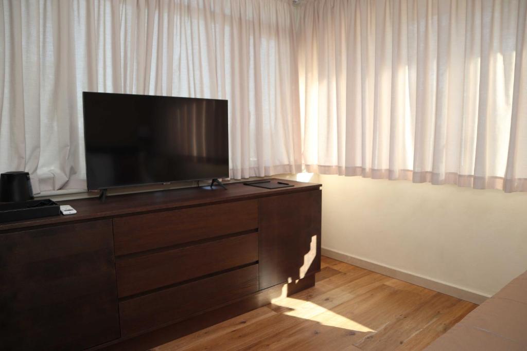 TV a/nebo společenská místnost v ubytování Quarto di Monte Suite & Spa