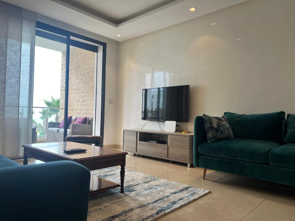 TV a/nebo společenská místnost v ubytování Plage des Nations Prestigia Vue sur mer
