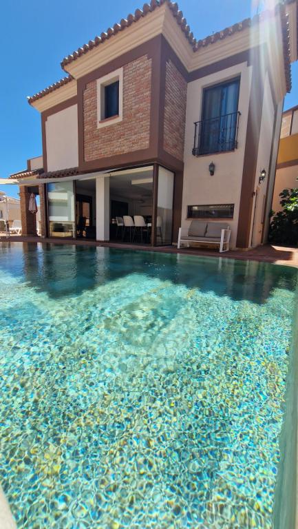 Bazén v ubytování Villa Deluxe Nerja SilHouse nebo v jeho okolí