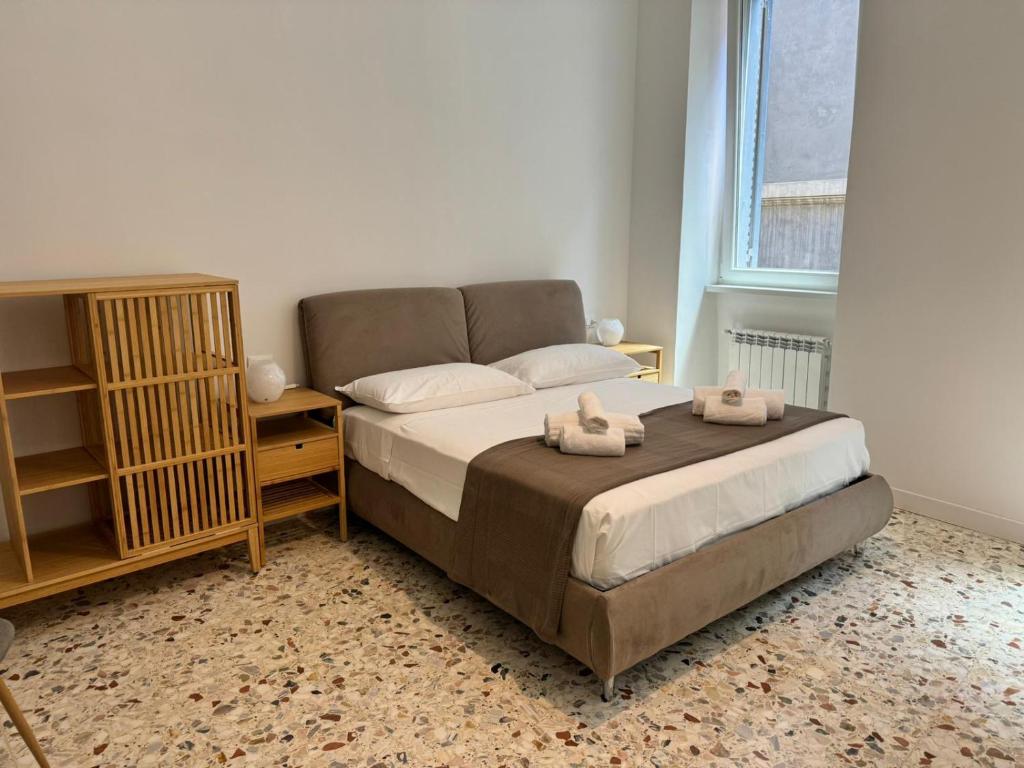 een slaapkamer met een bed met twee handdoeken erop bij Harmony in Rome ll in Rome