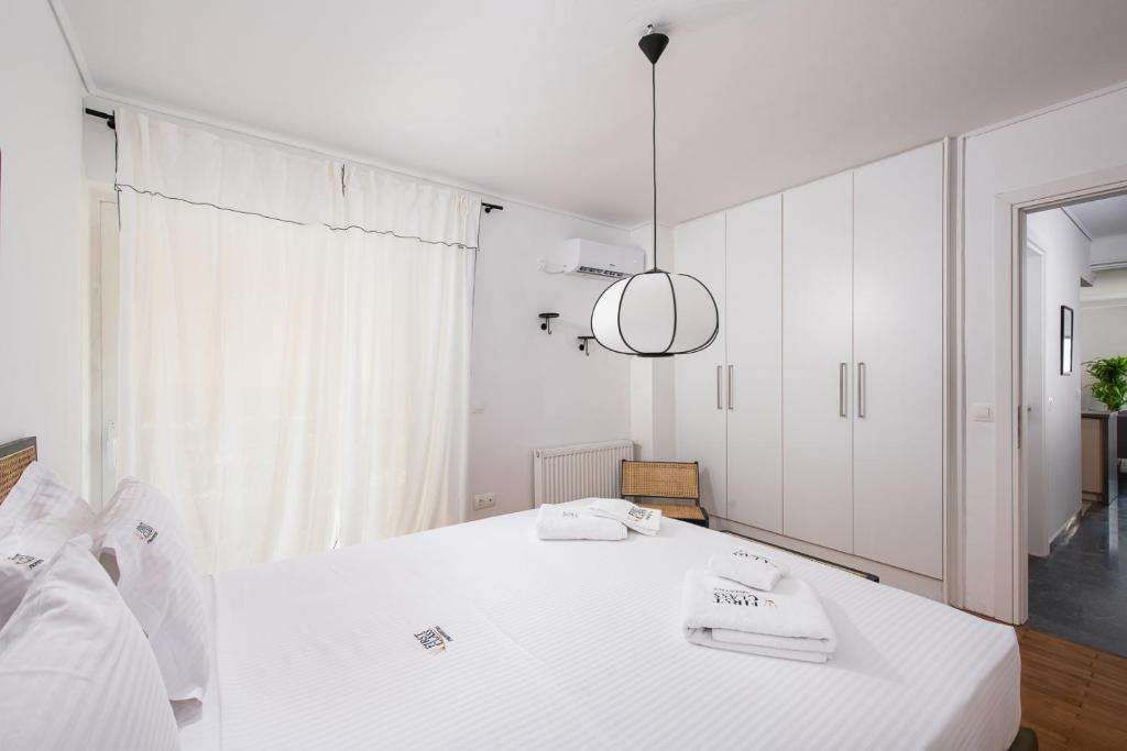Ένα ή περισσότερα κρεβάτια σε δωμάτιο στο Glyfada First Class Suite