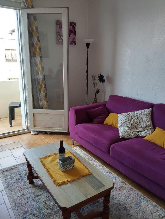 - un salon avec un canapé violet et une table basse dans l'établissement Great Base to explore Alès, à Alès