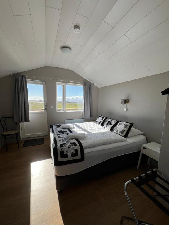Postel nebo postele na pokoji v ubytování Sauðanes Guesthouse
