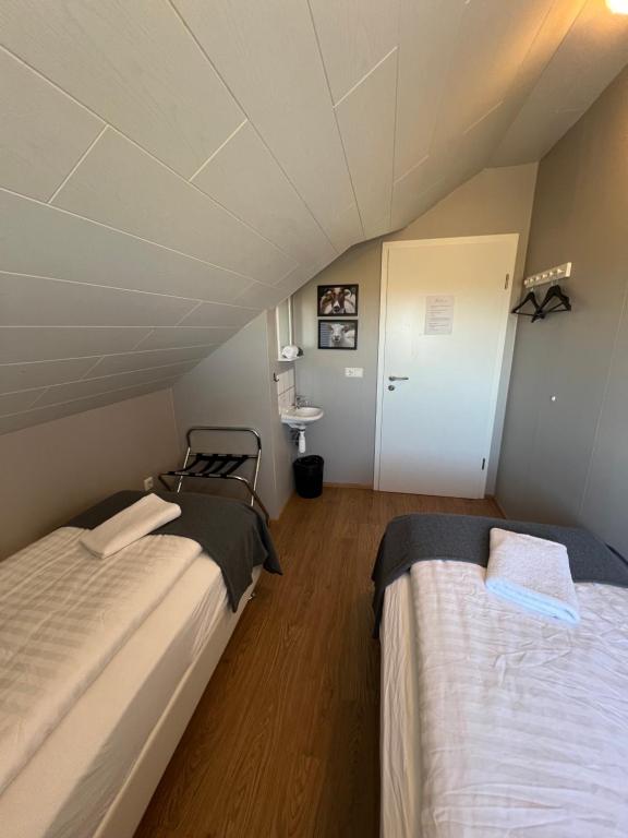 Postel nebo postele na pokoji v ubytování Sauðanes Guesthouse