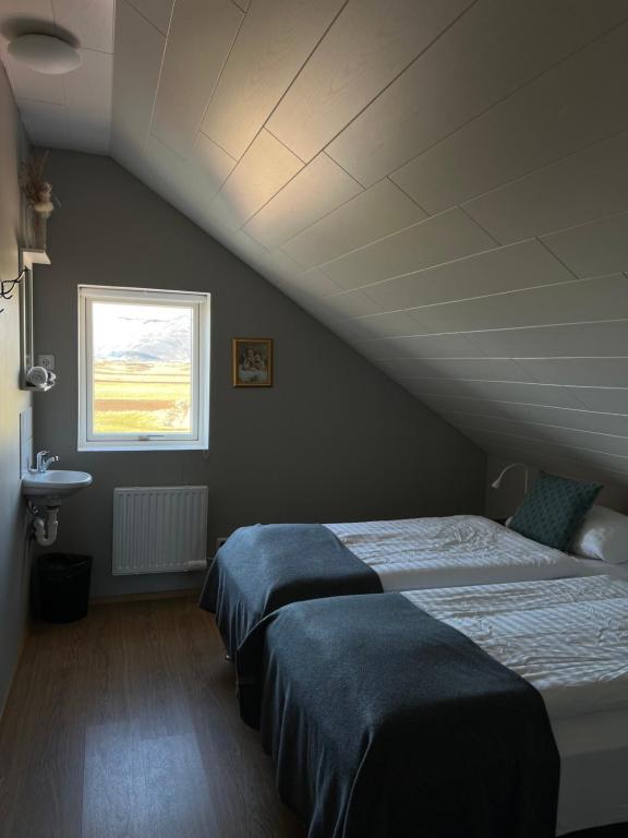 Postel nebo postele na pokoji v ubytování Sauðanes Guesthouse