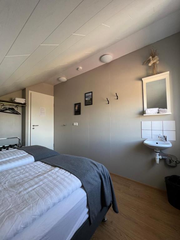 Postel nebo postele na pokoji v ubytování Sauðanes Guesthouse