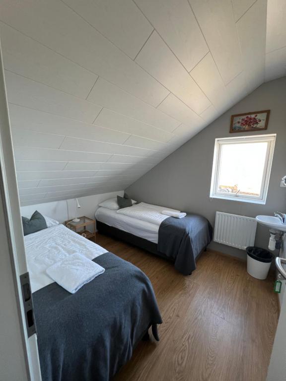 Postel nebo postele na pokoji v ubytování Sauðanes Guesthouse