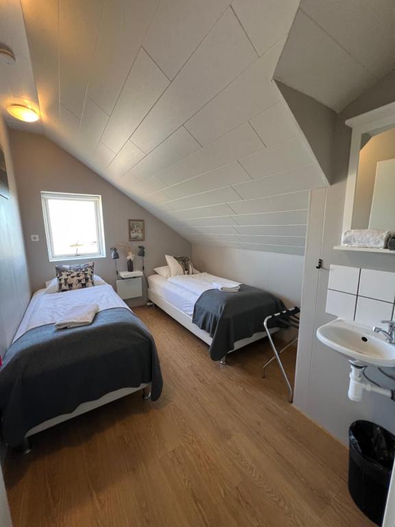 Postel nebo postele na pokoji v ubytování Sauðanes Guesthouse