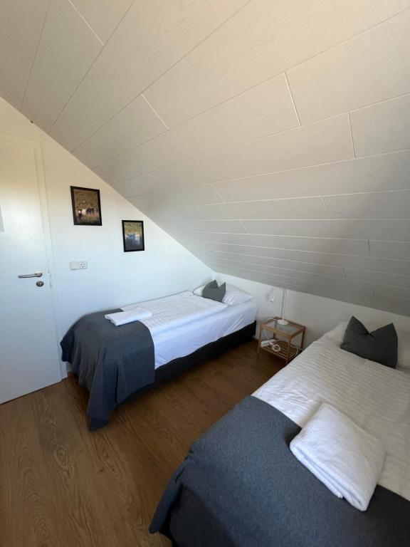 Postel nebo postele na pokoji v ubytování Sauðanes Guesthouse