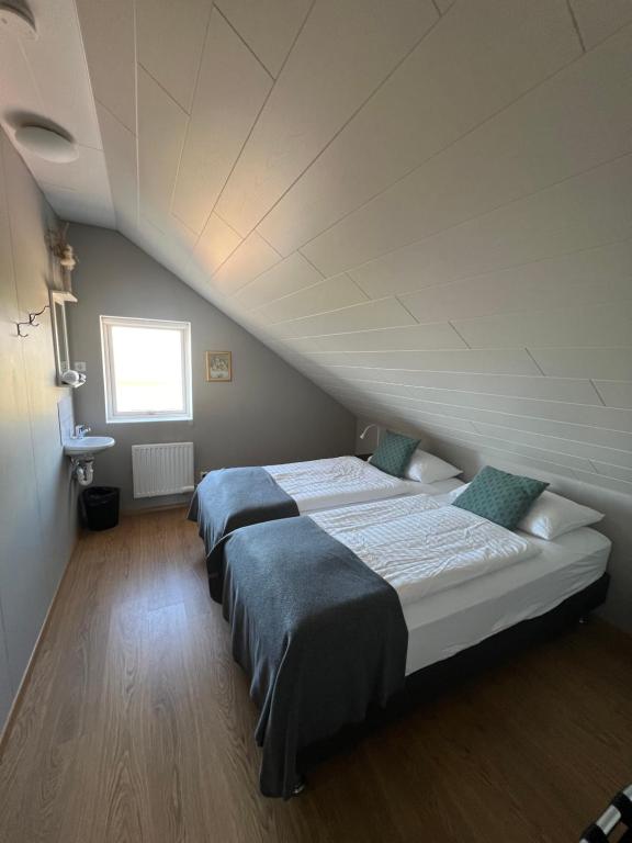 Postel nebo postele na pokoji v ubytování Sauðanes Guesthouse
