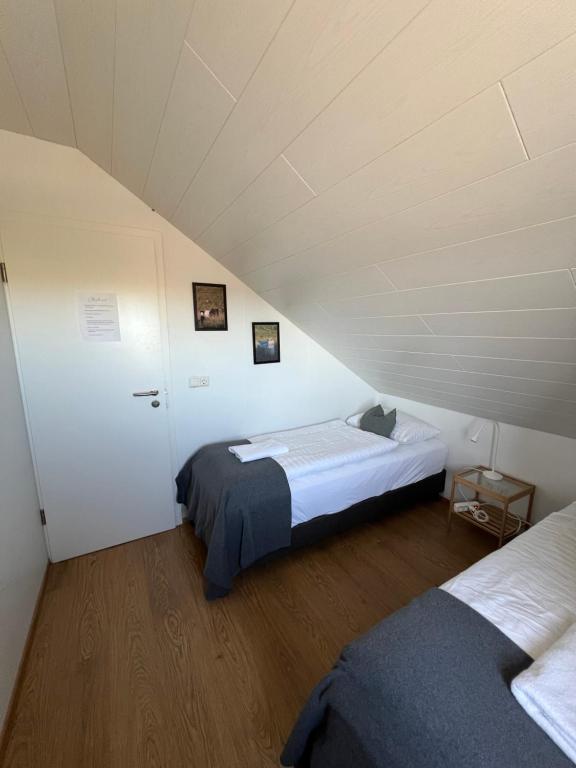 Postel nebo postele na pokoji v ubytování Sauðanes Guesthouse