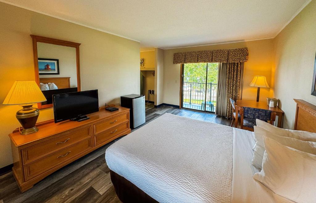 Postel nebo postele na pokoji v ubytování Days Inn by Wyndham Mackinaw City - Lakeview