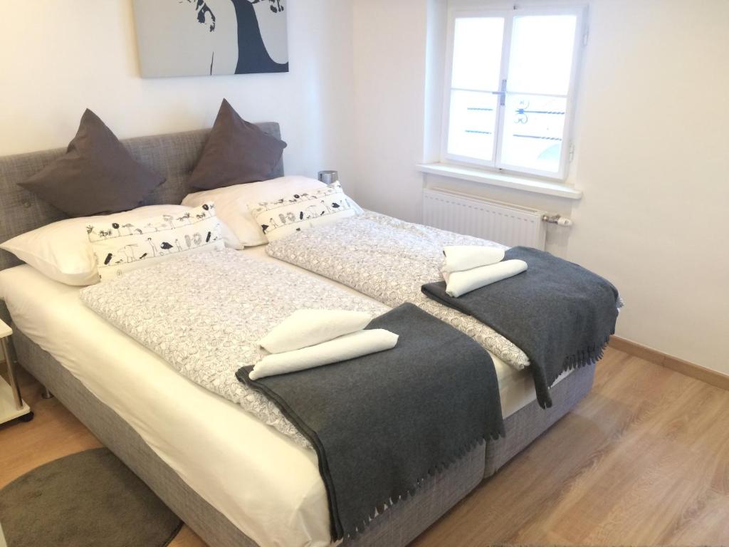 Ein Bett oder Betten in einem Zimmer der Unterkunft Cityhotel Junger Fuchs