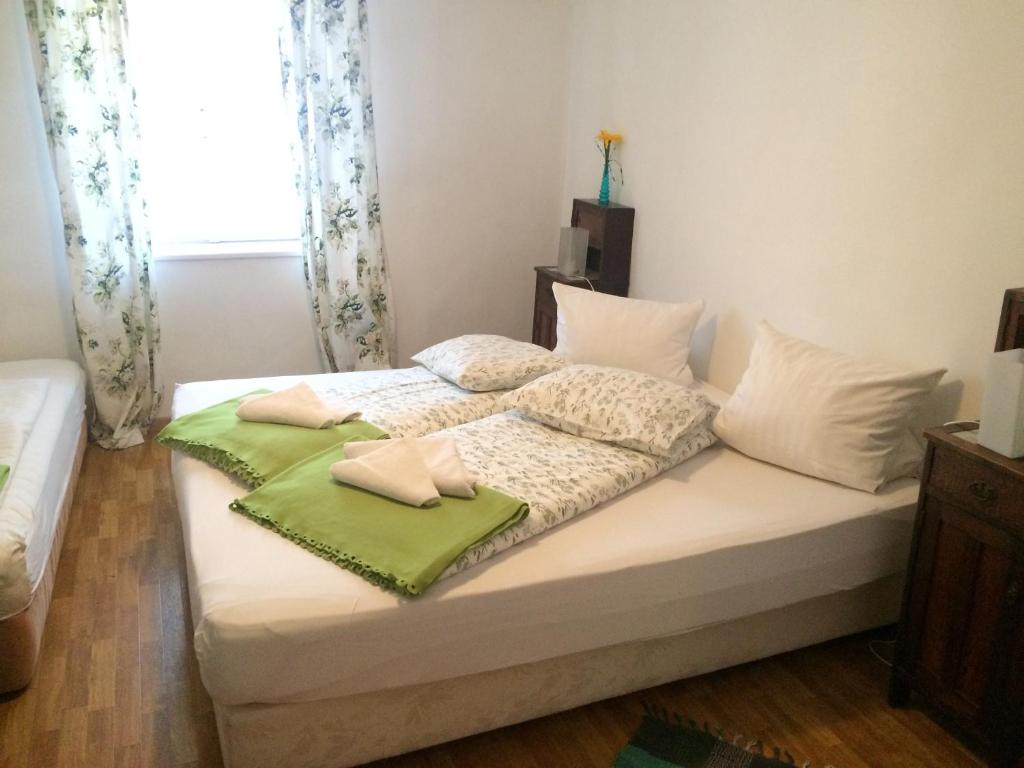 Postel nebo postele na pokoji v ubytování Cityhotel Junger Fuchs