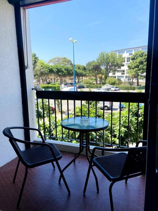 - un balcon avec une table et deux chaises dans l'établissement Studio à 2 pas du port, à Saint-Cyprien
