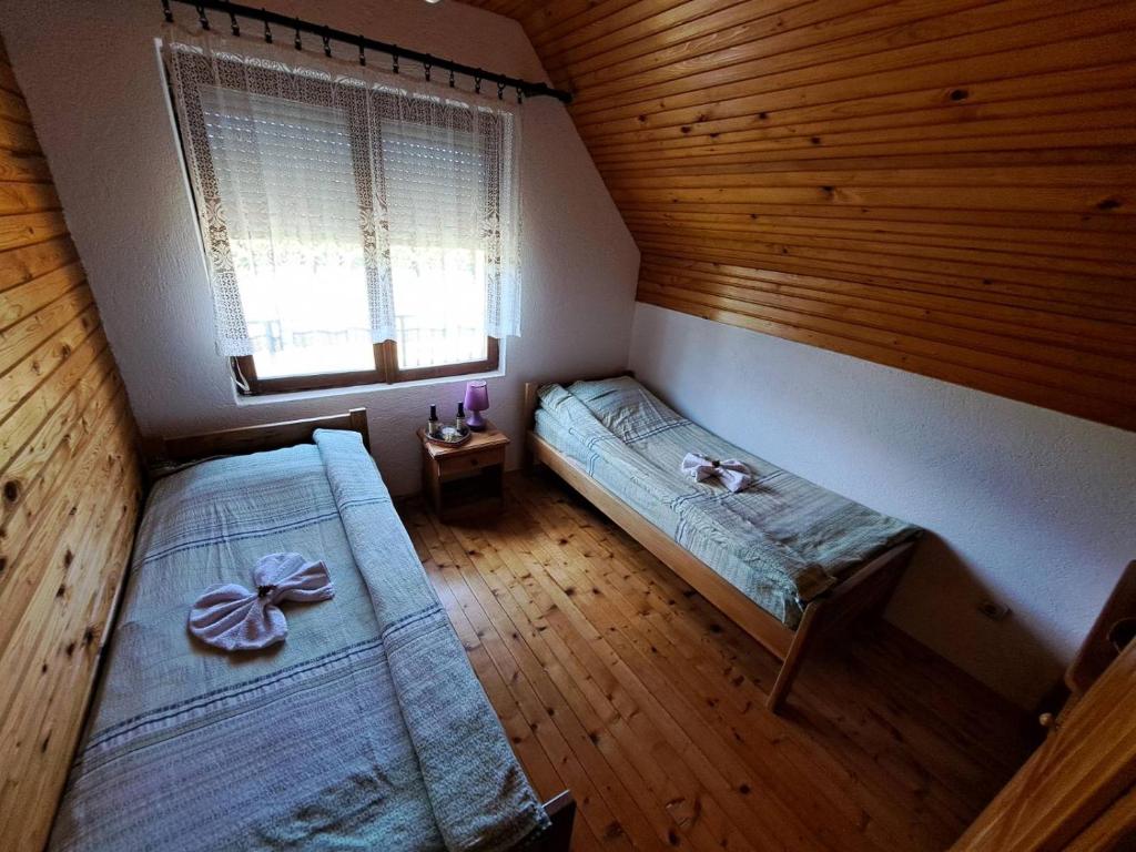 Postel nebo postele na pokoji v ubytování Eco Village Podgora Household Kaljevic