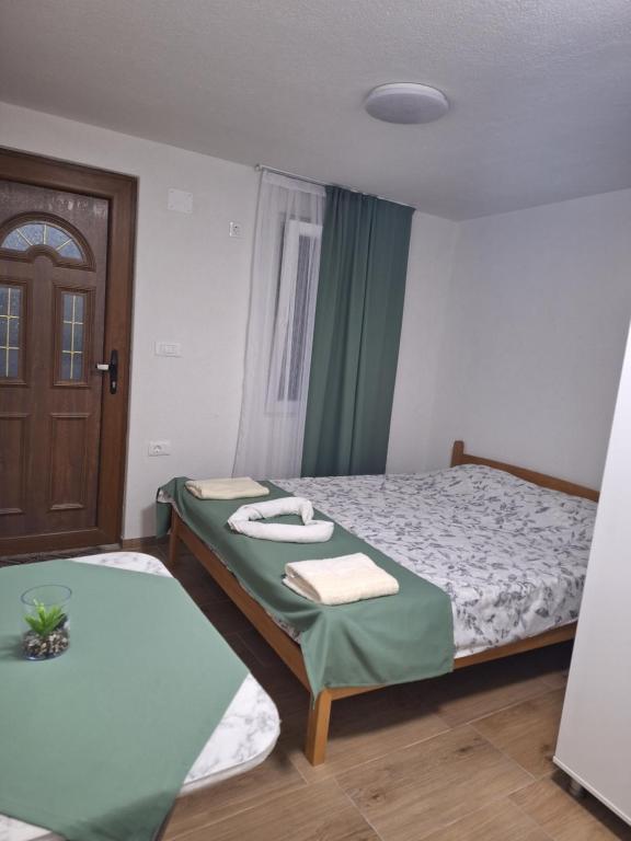 オフリドにあるApartmani Eminovic 2の小さなベッドルーム(タオル付きのベッド1台付)