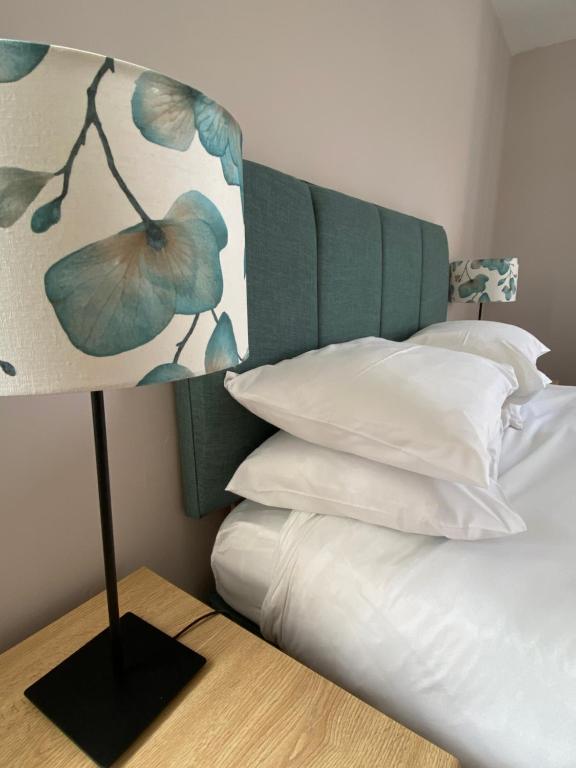 Postel nebo postele na pokoji v ubytování Bunessan Inn