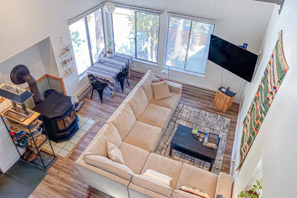 een bovenaanzicht van een woonkamer met een bank bij Pine in the Sky in Truckee