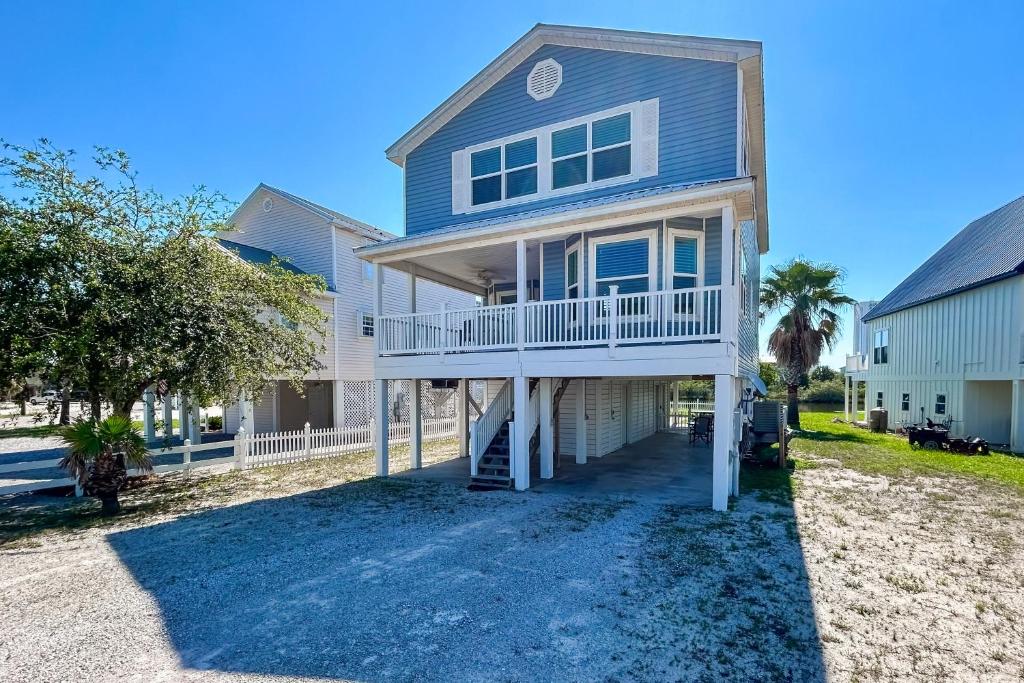 Casa azul con balcón en la playa en Blue Lagoon, en Gulf Shores
