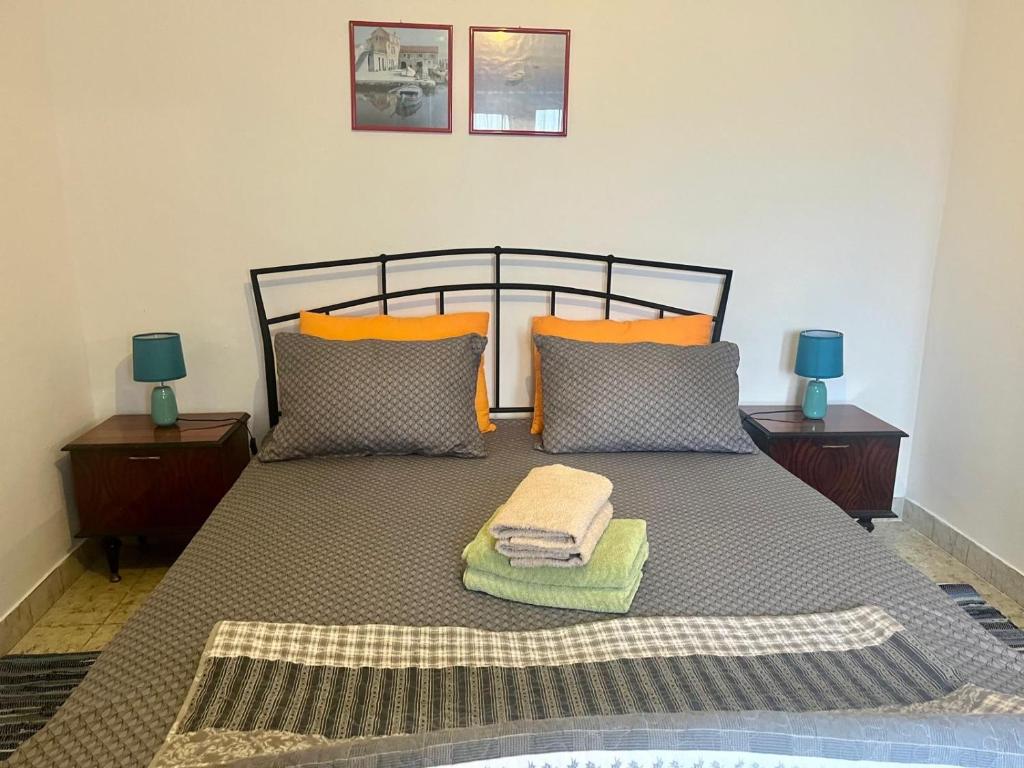 Postel nebo postele na pokoji v ubytování Apartments Galeb
