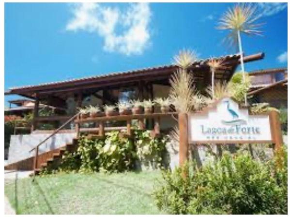 un complexe hôtelier avec un panneau devant un bâtiment dans l'établissement Village Lagoa do Forte, à Mata de São João