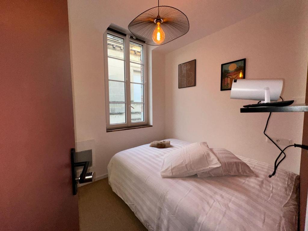 Letto o letti in una camera di Maison des ambans chambres d'hotes hypercentre 200m de la gare et petit dejeuner inclus
