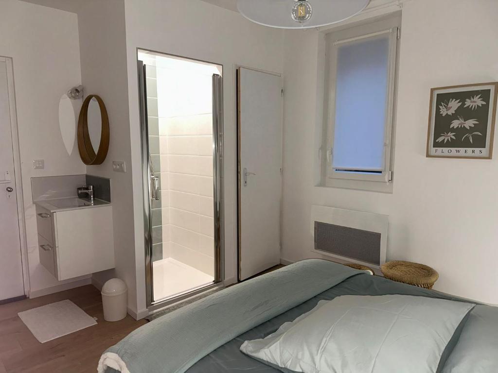 Letto o letti in una camera di Maison des ambans chambres d'hotes hypercentre 200m de la gare et petit dejeuner inclus
