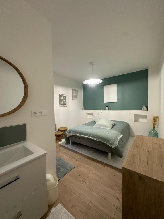 Letto o letti in una camera di Maison des ambans chambres d'hotes hypercentre 200m de la gare et petit dejeuner inclus
