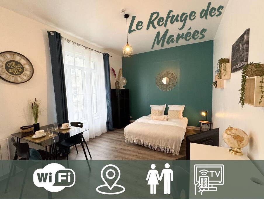 une chambre avec un lit et une table et une chambre avec un panneau dans l'établissement Le Refuge des Marées - Idéalement situé, à Boulogne-sur-Mer