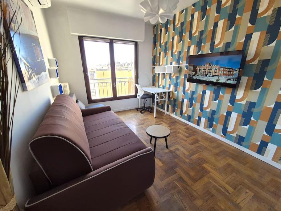 un salon avec un canapé et une télévision dans l'établissement Studio azuréen - Centre de Nice, à Nice