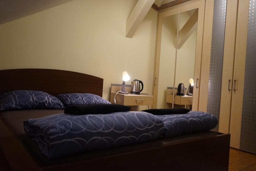 Postel nebo postele na pokoji v ubytování Schöpfwerk Hostel 10