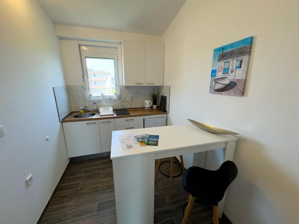 Kuchyň nebo kuchyňský kout v ubytování Adla Apartmani