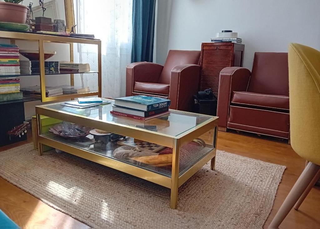 - un salon avec une table basse et des livres dans l'établissement T3 Au cœur de Marseille, à Marseille