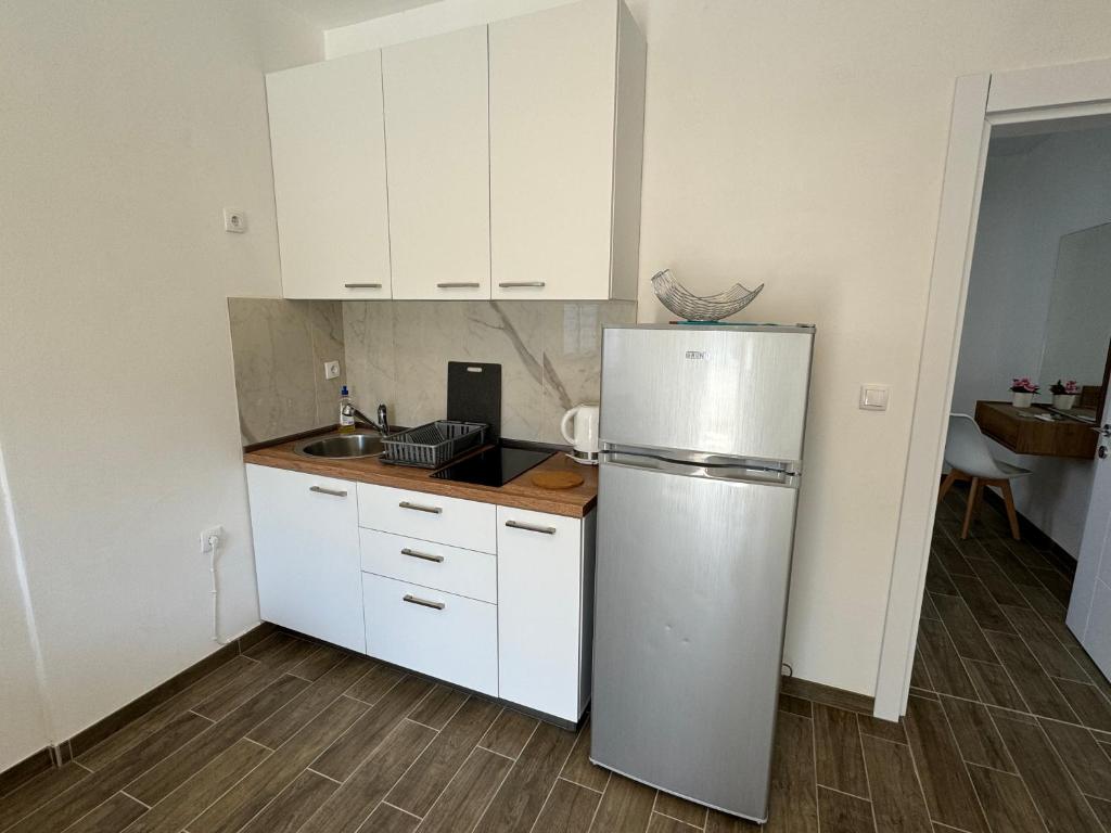 Kuchyň nebo kuchyňský kout v ubytování Adla Apartmani