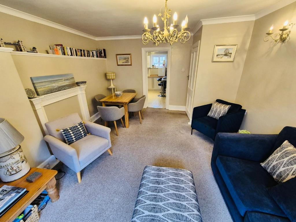 Posezení v ubytování ROCKFERRY 3 Bed Central Apartment + parking permit