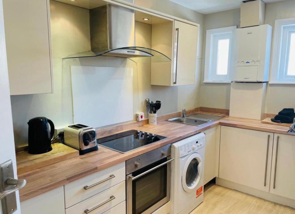 Kuchyň nebo kuchyňský kout v ubytování ROCKFERRY 3 Bed Central Apartment + parking permit