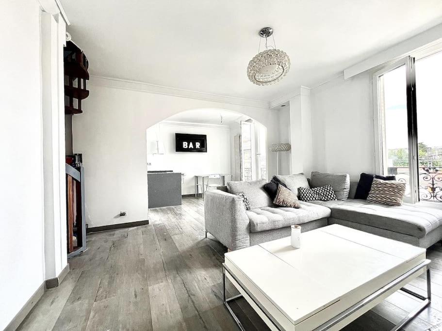 un salon avec un canapé et une table dans l'établissement Duplex Alfortville Gare et centre ville - Le Milhan -, à Alfortville