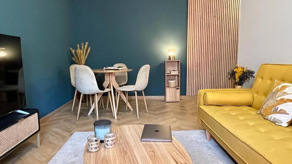 un salon avec un canapé et une table avec un ordinateur portable dans l'établissement Nicea INN BLUe, à Nice