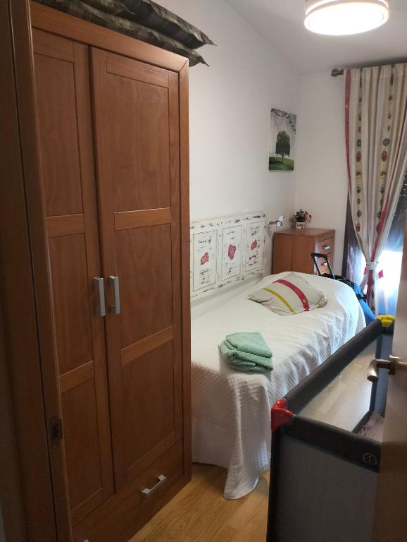 Postel nebo postele na pokoji v ubytování ACOGEDOR ÁTICO DÚPLEX EN TREMP