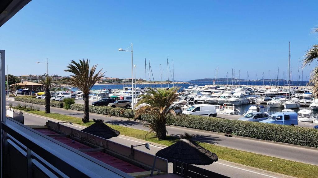 - une vue sur un port de plaisance avec des bateaux dans l'établissement Résidence Port Helena Coudouliere - Super appart front de mer MAE-3351, à Six-Fours-les-Plages