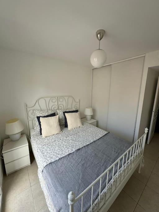 - une chambre blanche avec un lit blanc et des oreillers dans l'établissement Magnifique T2 Cannes Centre, à Cannes