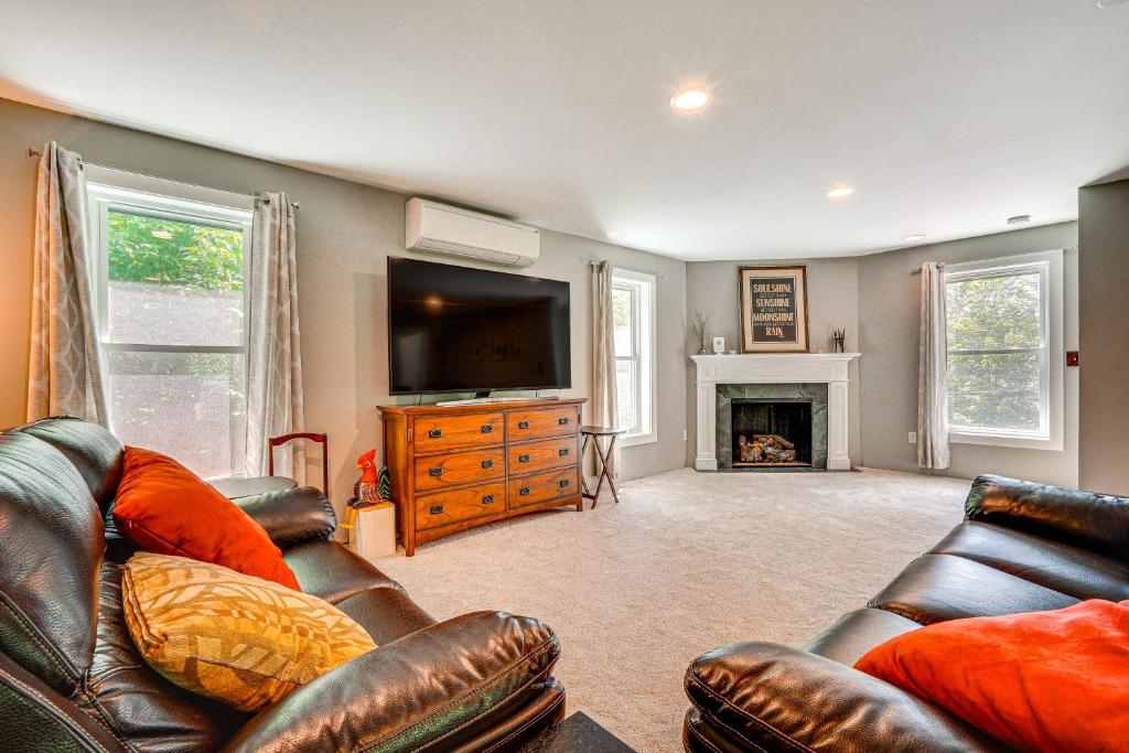 Μια τηλεόραση ή/και κέντρο ψυχαγωγίας στο Wilmington Retreat Near Trails, Skiing and Festivals