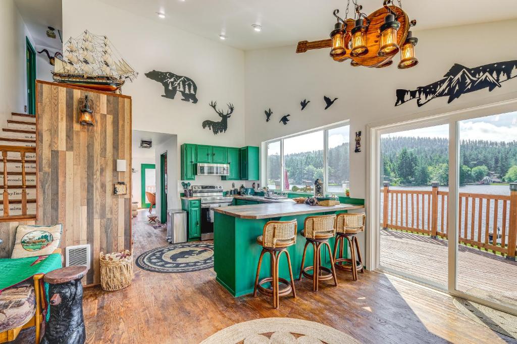 Lake William Symington Getaway with Hot Tub and Dock!, Brinnon (updated