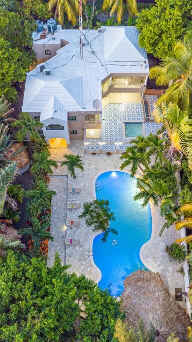 Villa Infinito Bani's Exclusive Beachside Mansion - Housity