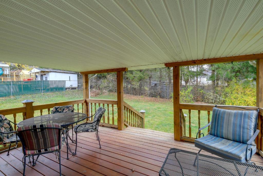 Bluefield Home with Covered Deck - Near Parks! - Maison De Vacances