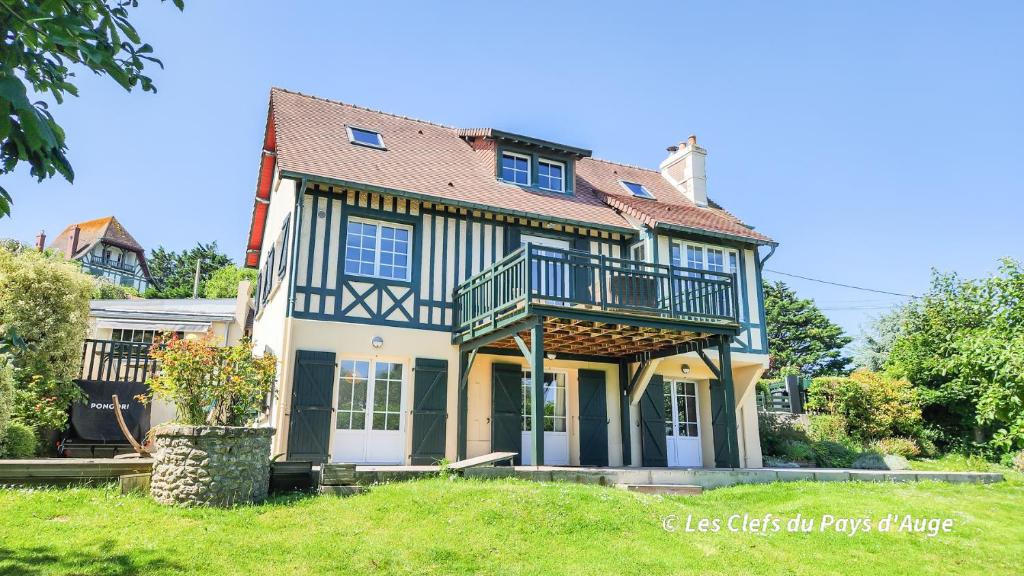 Cette grande maison dispose d'un balcon. dans l'établissement Très belle maison à 2 pas de la mer, 6 personnes, à Benerville-sur-Mer