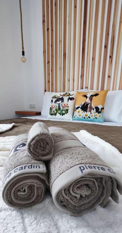 Cama ou camas em um quarto em Azure Loft