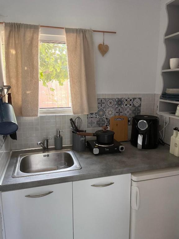 Kuchyň nebo kuchyňský kout v ubytování ThePoolhouse Artemida