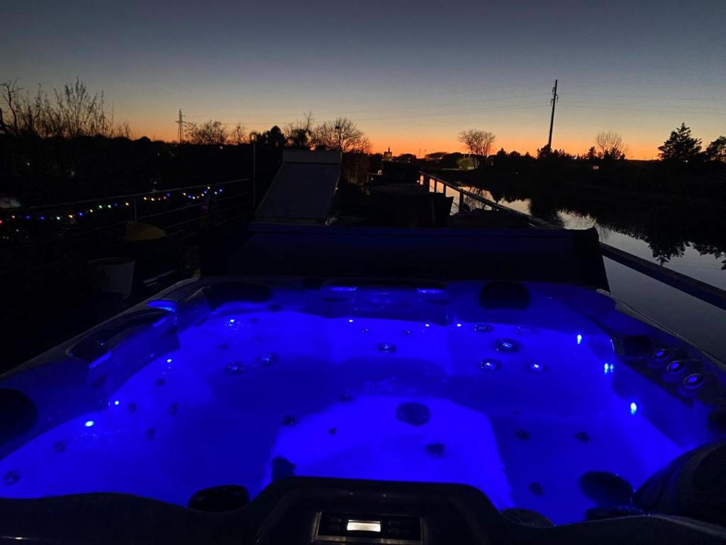 Fotografie z fotogalerie ubytování Séjour atypique et insolite sur notre péniche La Coradine avec grand spa v destinaci Aigues-Mortes